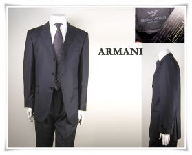 Traje Armani gris obscuro costo $4000